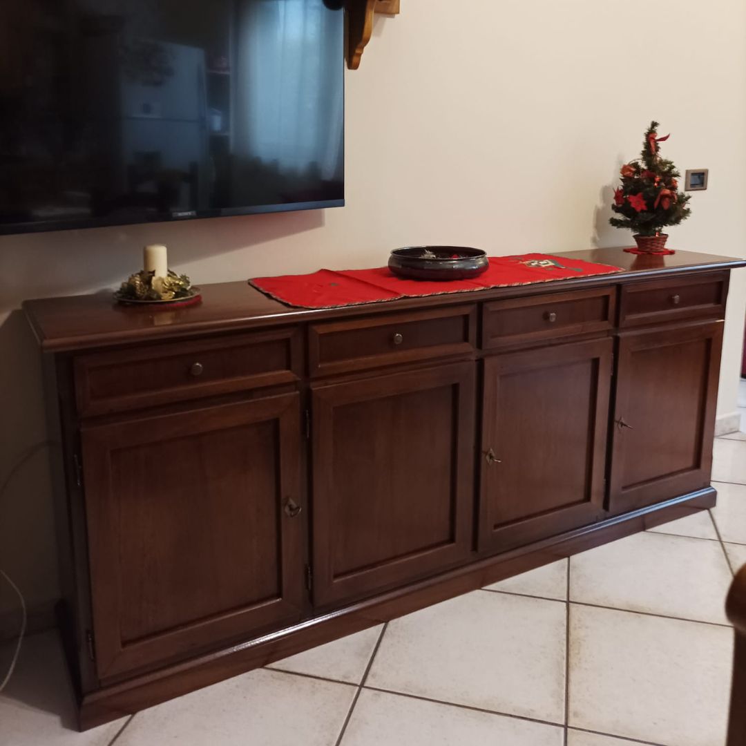 Mobile credenza classica in legno con decorazioni, 4 ante e 4 cassetti